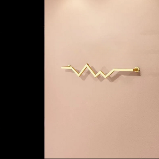 porte manteau mural doré design géométrique