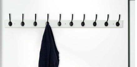 grand porte manteau mural noir sur blanc