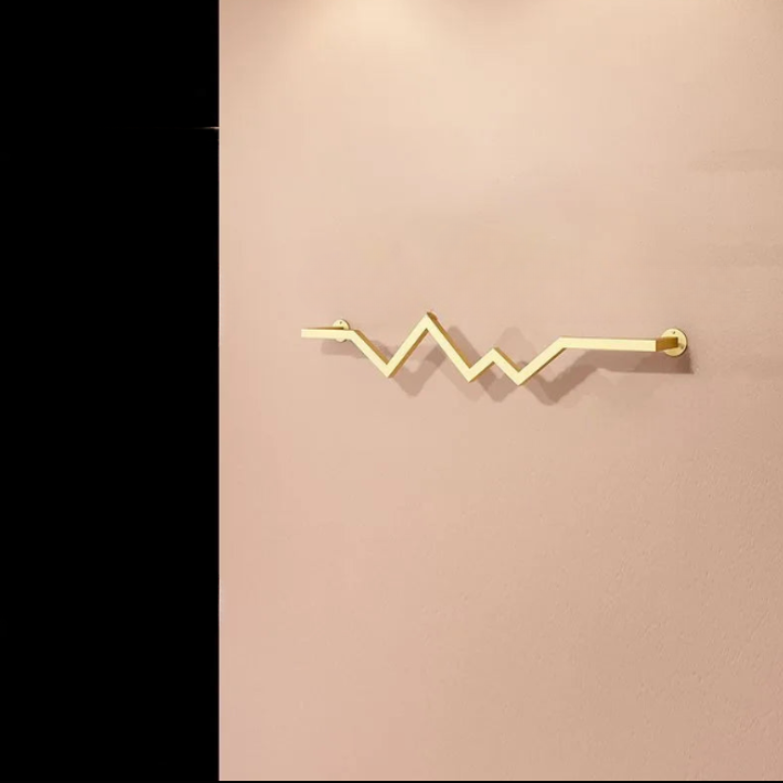 porte manteau mural doré design géométrique